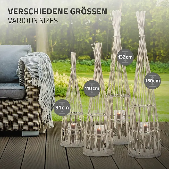 ECD Germany Windlicht Boho Bambus Laterne - Ø x H: 26,5 x 91 cm, Natur, 1 Stk. - Vier konische Dekoleuchten aus hellen Naturhölzern mit Kerzen und Lichterketten, in Größen von 91-150 cm auf einer Terrasse stehend.