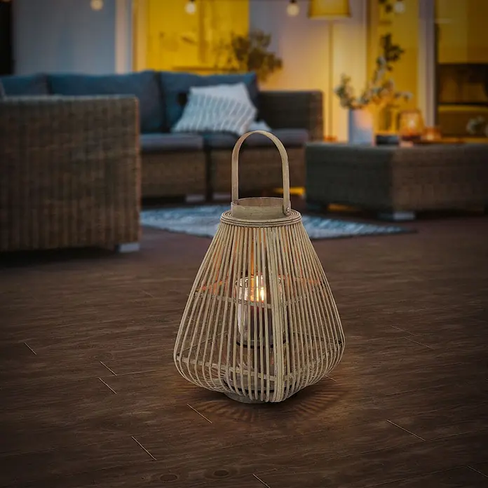 ECD Germany Windlicht Boho Bambus Laterne - Ø x H: 28 x 55 cm, Natur, 1 Stk. - Geflochtene Holzlaterne mit leuchtender Kerze, spendet stimmungsvolles Licht auf einer Terrasse.