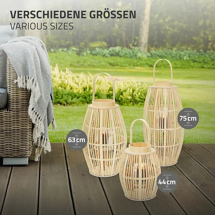 ECD Germany Windlicht Boho Bambus Laterne - Ø x H: 30 x 75 cm, Natur, 1 Stk. - Drei natürliche Bambuslaternen (44, 63, 75 cm) mit brennenden Kerzen auf einer Holzterrasse im Garten.