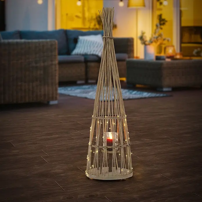 ECD Germany Windlicht Boho Bambus Laterne - Ø x H: 31 x 110 cm, Natur, 1 Stk. - Dekorative konische Laterne aus Holzstäbchen mit warmen Lichterketten und roter Kerze, auf dunklem Holzboden.