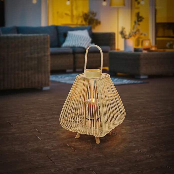 ECD Germany Windlicht Boho Bambus Laterne - Ø x H: 29 x 55,5 cm, Natur, 1 Stk. - Helle Bambuslaterne mit brennender Kerze, auf dunklem Holzboden in gemütlicher Atmosphäre.