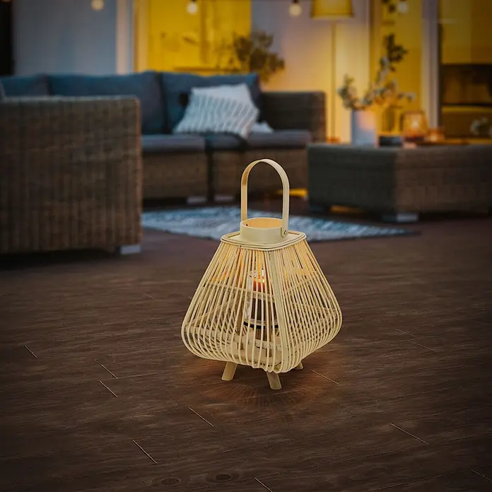ECD Germany Windlicht Boho Bambus Laterne - Natur, 1 Stk. - Helle Bambuslaterne mit brennender Kerze auf dunklem Holzboden, spendet warmes Umgebungslicht für eine Abendatmosphäre.