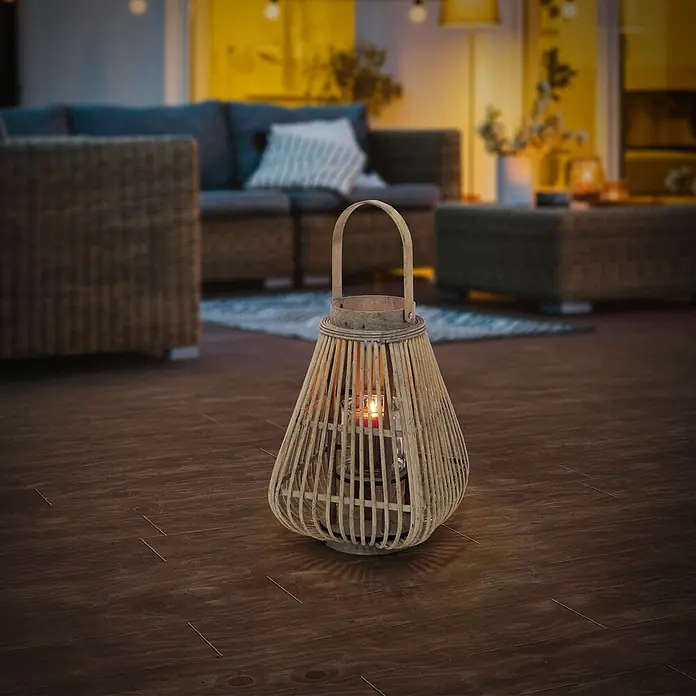 ECD Germany Windlicht Boho Bambus Laterne - Ø x H: 24 x 50 cm, Natur, 1 Stk. - Geflochtene Holzlaterne mit brennender Kerze auf dunklem Holzboden, spendet warmes Umgebungslicht.