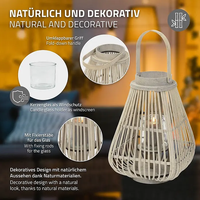 ECD Germany Windlicht Boho Bambus Laterne - Ø x H: 24 x 50 cm, Natur, 1 Stk. - Eine helle Bambuslaterne mit klappbarem Griff, die einen gläsernen Kerzenhalter mit brennender Kerze enthält, als natürliches Dekoobjekt präsentiert.