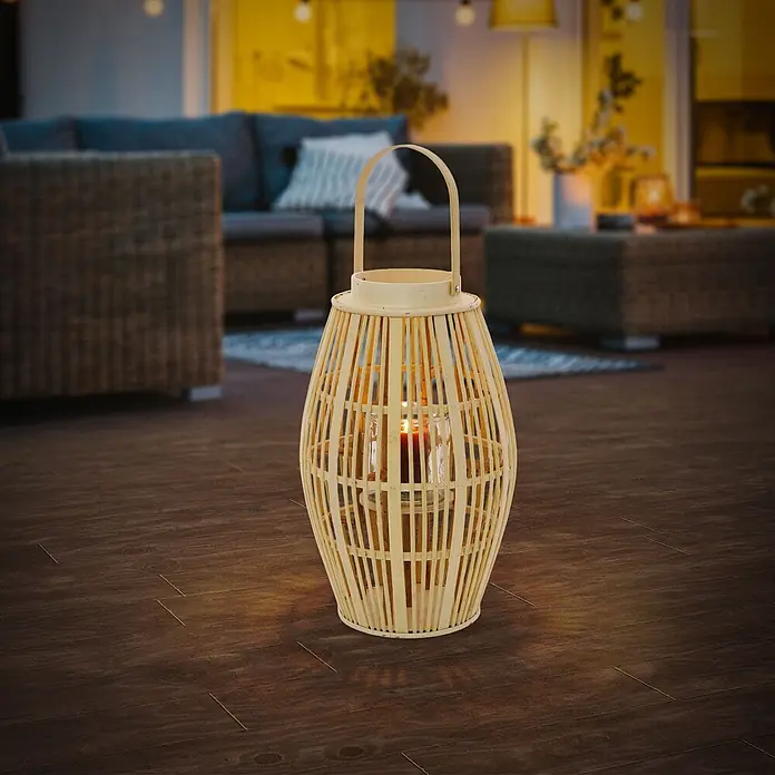 ECD Germany Windlicht Boho Bambus Laterne - Ø x H: 28 x 46 cm, Natur, 1 Stk. - Natürliche Bambuslaterne mit brennender Kerze, die eine Terrasse beleuchtet.