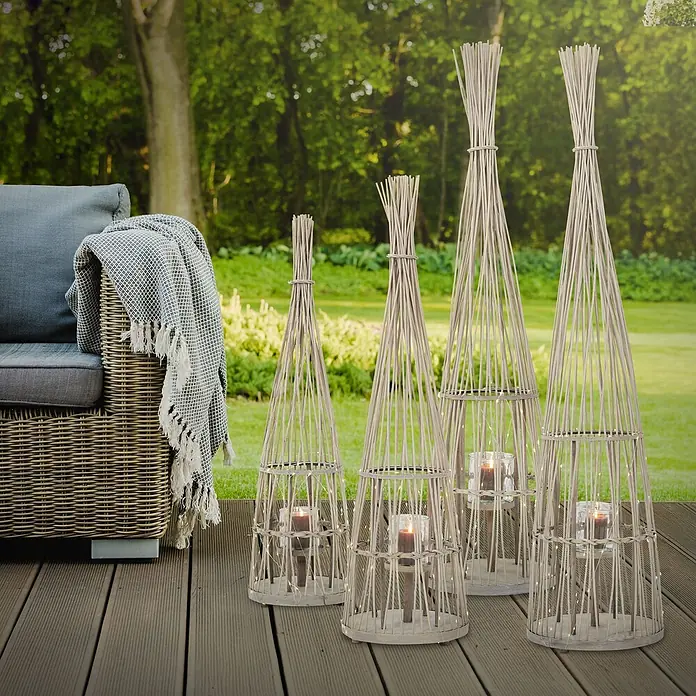 ECD Germany Windlicht Boho Bambus Laterne - Ø x H: 35,5 x 150 cm, Natur, 1 Stk. - Set aus vier geflochtenen Kegellaternen mit Kerzen und Lichterketten auf einer Terrasse für Ambiente.