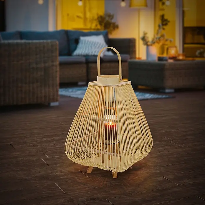 ECD Germany Windlicht Boho Bambus Laterne - Ø x H: 33 x 63,5 cm, Natur, 1 Stk. - Bambuslaterne mit brennender roter Kerze, die stimmungsvolles Licht in einem gemütlichen Loungebereich spendet.