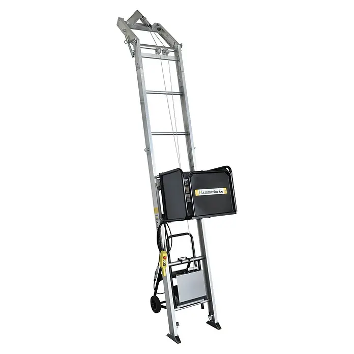 Haemmerlin Maxial Bauaufzug Compact 150/15 Dachdecker - Länge: 10 m, Stahl, Ausführungseigenschaft: Dachdeckerpritsche - Hämmerlin Aluminium-Leiteraufzug mit schwarzem Lastenkorb und gelber Fernbedienung zum Materialtransport.