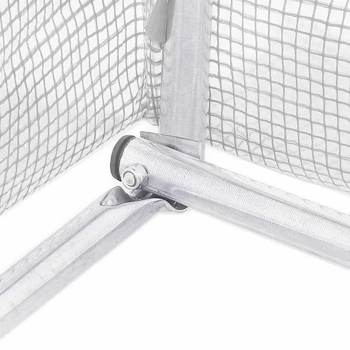 Furnicato Gewächshaus verzinkter Stahl - 6 x 6 cm, Material Seitenwand: Kunststoff, 38 mm, Grau - Silbernes Metalleckstück mit Schraube, verbindet drei Rahmenrohre, vor einem weißen Netz.