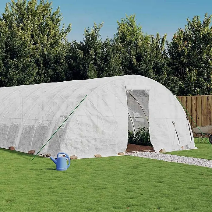 Furnicato Gewächshaus - Außenmaß inkl. Dachüberstand (B x T): 500 x 2.400 cm, Material Seitenwand: Kunststoff, 38 mm, Grau - Weißes, gewölbtes Folientunnel-Gewächshaus im Garten, das Pflanzen Schutz bietet.