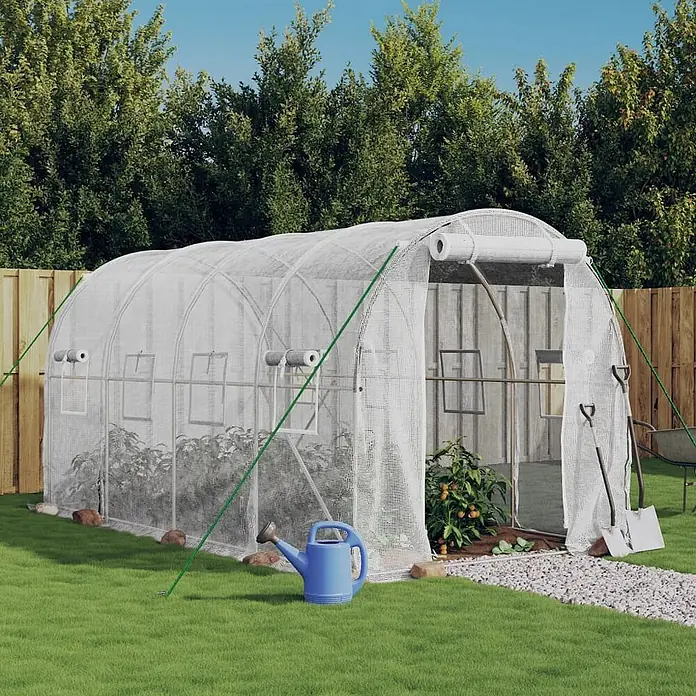 Furnicato Gewächshaus verzinkter Stahl - 4 x 2 cm, Material Seitenwand: Kunststoff, 38 mm, Grau - Weißes Tunnelgewächshaus im Garten mit Pflanzen und geöffnetem Eingang, zur Anzucht von Gemüse und Blumen.