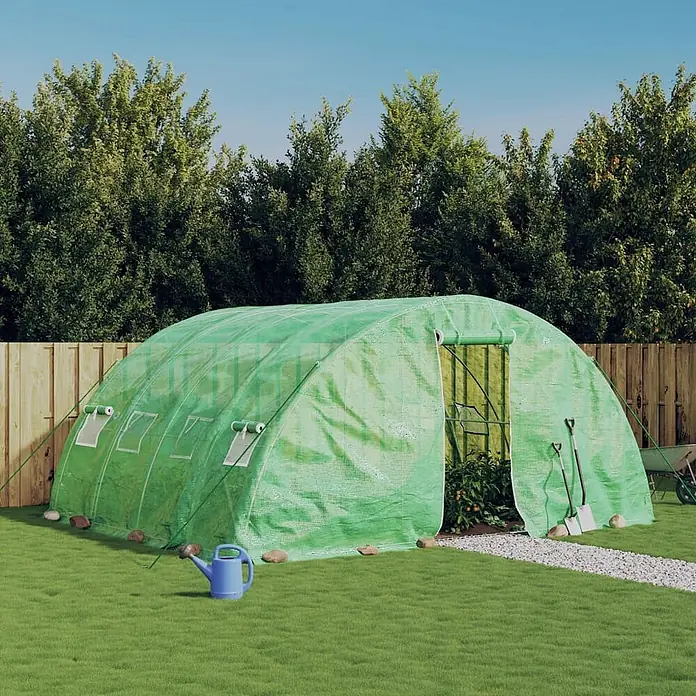 Furnicato Gewächshaus verzinkter Stahl - 5 x 4 cm, Material Seitenwand: Kunststoff, 38 mm, Grau - Ein langer grüner Folientunnel im Garten, mit geöffneter Tür, die Pflanzen zeigt, und einer blauen Gießkanne davor.