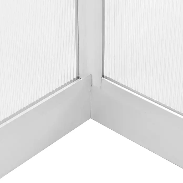 Furnicato Gewächshaus aus Polycarbonat, 362 x 190 x 195 cm -  - Ecke einer Gewächshauskonstruktion mit weißem Rahmen und gerippten, durchscheinenden Polycarbonatplatten.