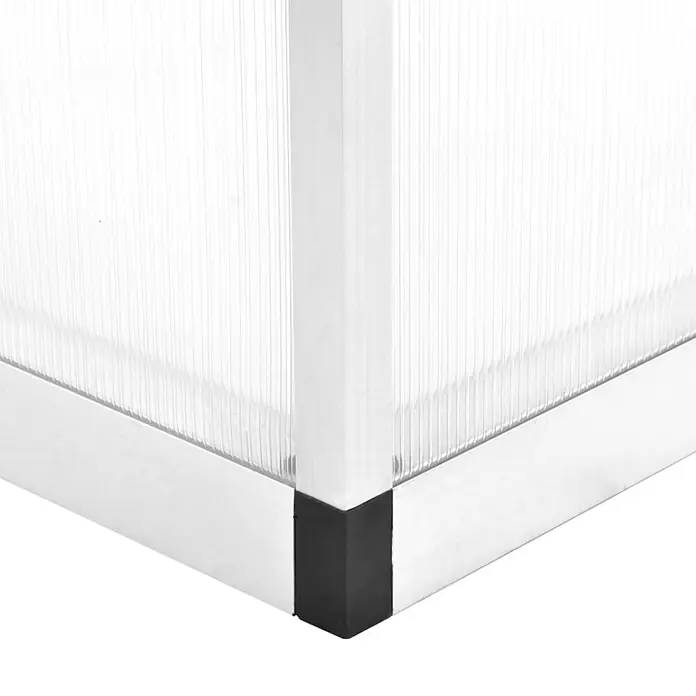 Furnicato Gewächshaus aus Polycarbonat, 362 x 190 x 195 cm -  - Ecke einer gewächshausähnlichen Struktur mit lichtdurchlässigen Stegplatten, silbernem Rahmen und schwarzem Eckverbinder.