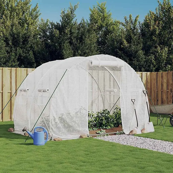 Furnicato Gewächshaus verzinkter Stahl - 3 x 2 cm, Material Seitenwand: Kunststoff, 38 mm, Grau - Weißes Tunnelgewächshaus mit lichtdurchlässiger Netzabdeckung, im Garten mit wachsenden Pflanzen.