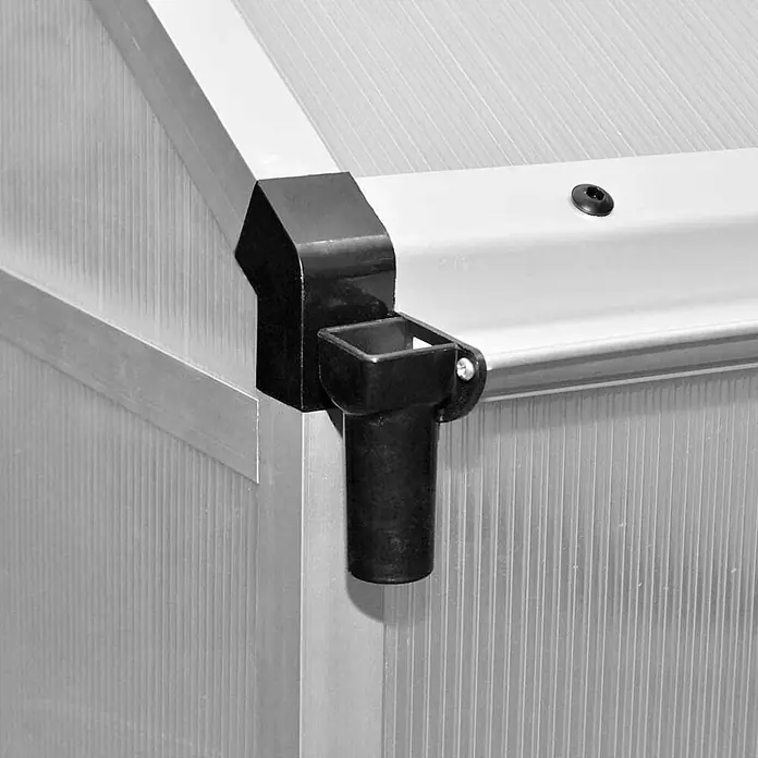 Furnicato Gewächshaus - 2,5 x 2,5 cm, Material Seitenwand: Kunststoff, 38 mm, Grau - Schwarzes Kunststoff-Regenrinnen-Fallrohr-Kit an einem Gewächshauseck montiert.