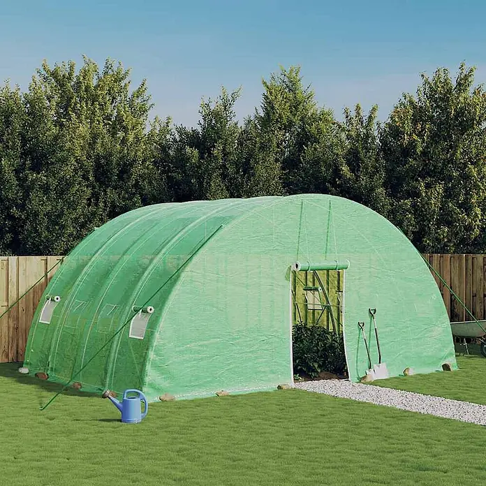 Furnicato Gewächshaus verzinkter Stahl - 6 x 4 cm, Material Seitenwand: Kunststoff, 38 mm, Grau - Großes, grünes, tunnelförmiges Foliengewächshaus in einem Garten mit geöffneter Tür und sichtbaren Pflanzen.