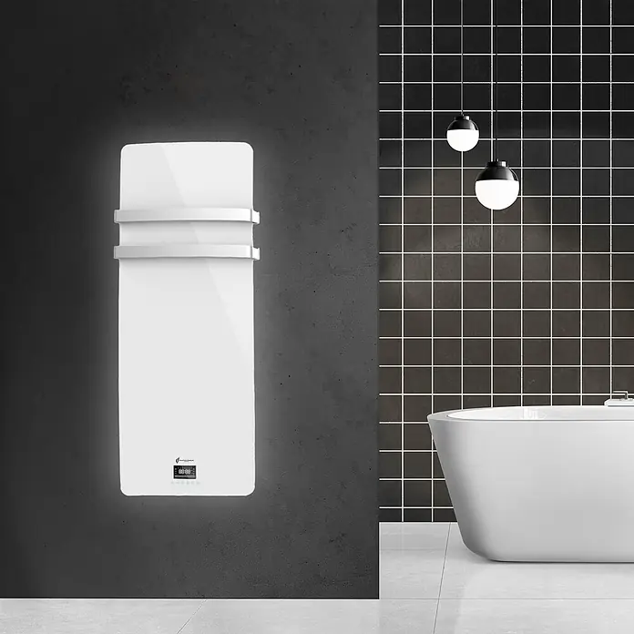 Sannover Elektro-Badheizkörper - B x H: 480 x 1.222 mm - Weißer elektrischer Handtuchheizkörper an einer Wand in einem modernen Badezimmer montiert.