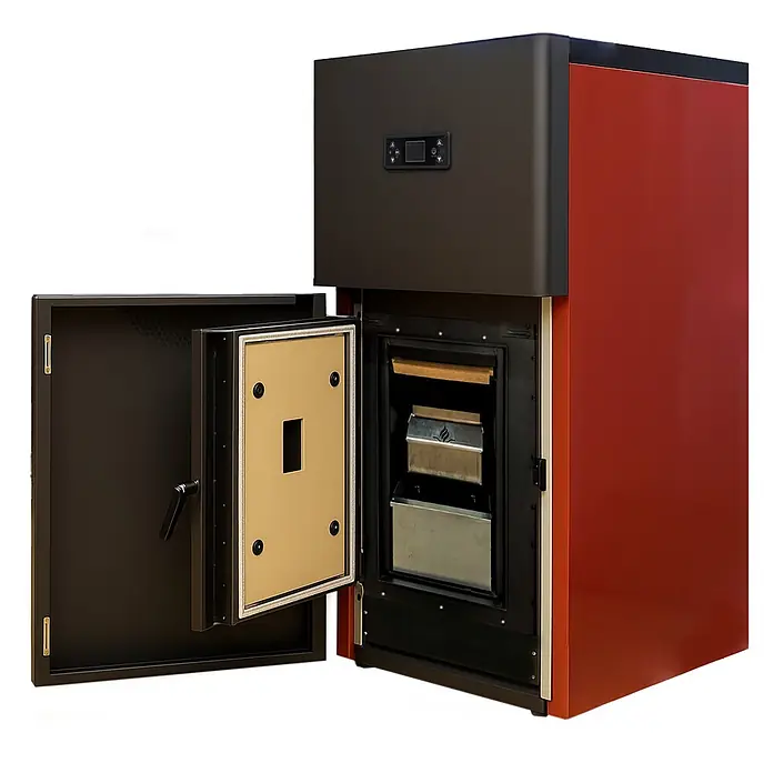 Sannover Pelletofen Alva 30,7 kW - 30,7 kW, Raumheizvermögen: 500 m³, 6,4 kg/h, Farbe Verkleidung: Schwarz - Rot-schwarzer Pelletkessel mit offener Tür, die die Brennkammer und ein digitales Bedienfeld zeigt.