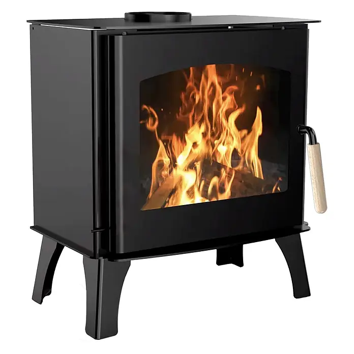 Sannover Kaminofen - 11,8 kW, Raumheizvermögen: 240 m³, Material Verkleidung: Stahl, Schwarz - Schwarzer Metall-Holzofen mit Glastür, die Flammen und Holzscheite zeigt. Mit schwarzem Rauchrohranschluss und Holzgriff.