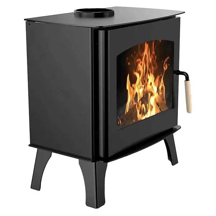 Sannover Kaminofen - 11,8 kW, Raumheizvermögen: 240 m³, Material Verkleidung: Stahl, Schwarz - Schwarzer Kaminofen aus Metall mit Glastür, die Flammen zeigt, und hellem Holzgriff.