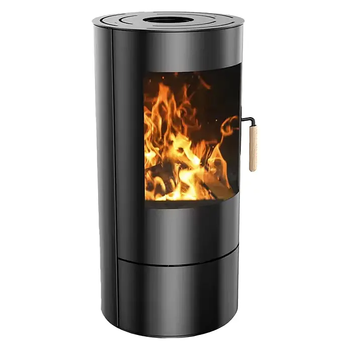 Sannover Kaminofen 8,2 kW - 8,2 kW, Raumheizvermögen: 300 m³, Material Verkleidung: Stahl, Schwarz - Schwarzer zylindrischer Holzofen mit Glastür, die Flammen und brennendes Holz zeigt, und einem hellen Holzgriff.