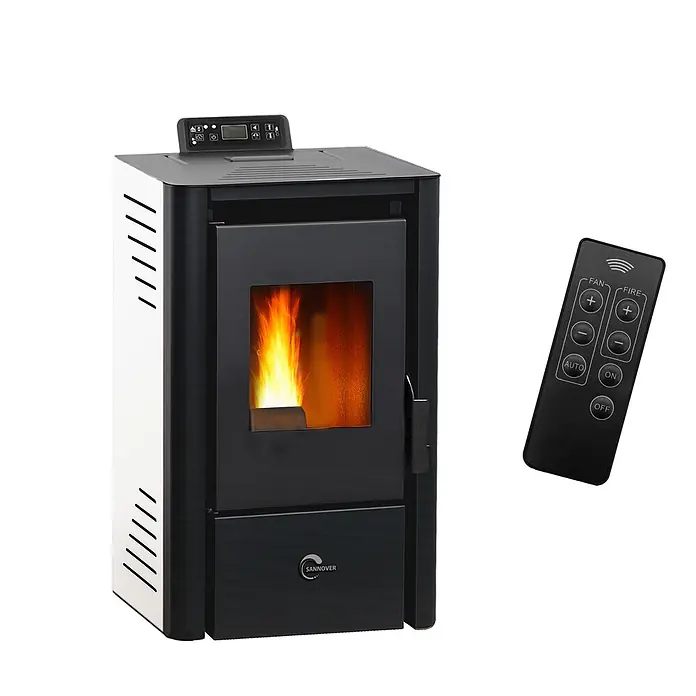 Sannover Pelletofen Anita 9,4 kW weiß - 9,4 kW, Raumheizvermögen: 190 m³, 1,8 kg/h, Farbe Verkleidung: Weiß - Schwarzer und weißer Pelletofen mit leuchtender Flamme und schwarzer Fernbedienung.