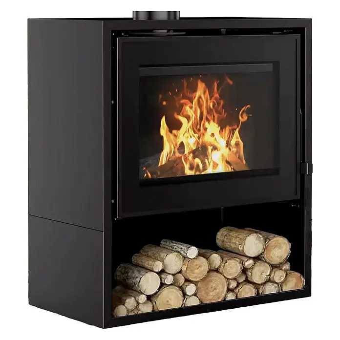 Sannover Kaminofen Arclas 12 kW - 12 kW, Raumheizvermögen: 300 m³, Material Verkleidung: Stahl, Schwarz - Schwarzer, moderner Holzofen mit Glastür, brennenden Holzscheiten und unterem Fach für Holzaufbewahrung.