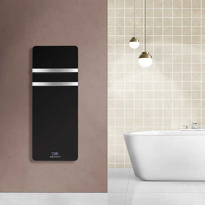 Sannover Elektro-Badheizkörper - B x H: 480 x 1.222 mm - Schwarzer elektrischer Handtuchwärmer mit silbernen Stangen in einem modernen Badezimmer.