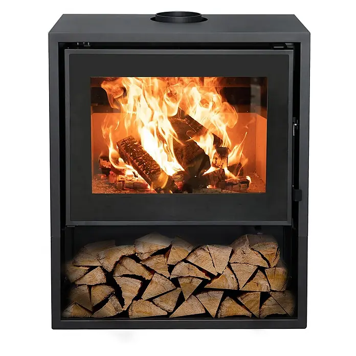 Sannover Kaminofen Arclas 12 kW - 12 kW, Raumheizvermögen: 300 m³, Material Verkleidung: Stahl, Schwarz - Schwarzer Holzofen aus Metall mit Glastür, die ein loderndes Feuer zeigt, und einem Fach darunter für Holzscheite.