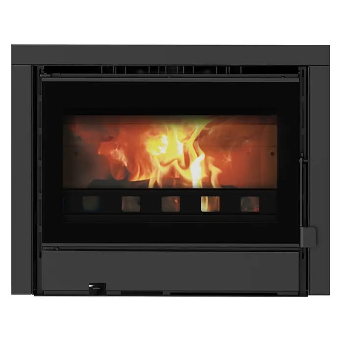 Sannover Kaminofen Idelya 13,5 kW Holzscheit 54 cm - 13,5 kW, Raumheizvermögen: 250 m³, Material Verkleidung: Stahl, Schwarz - Schwarzer Kaminofen-Einsatz aus Metall mit Glastür und brennenden Flammen.