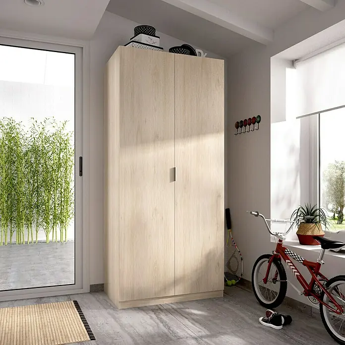 Dekit Armario para ropa Essen - L x An x Al: 52 x 81 x 184 cm, Natural - Un espacioso armario de madera con tiradores minimalistas situado en una habitación luminosa, perfecto para ropa y soluciones de almacenamiento.