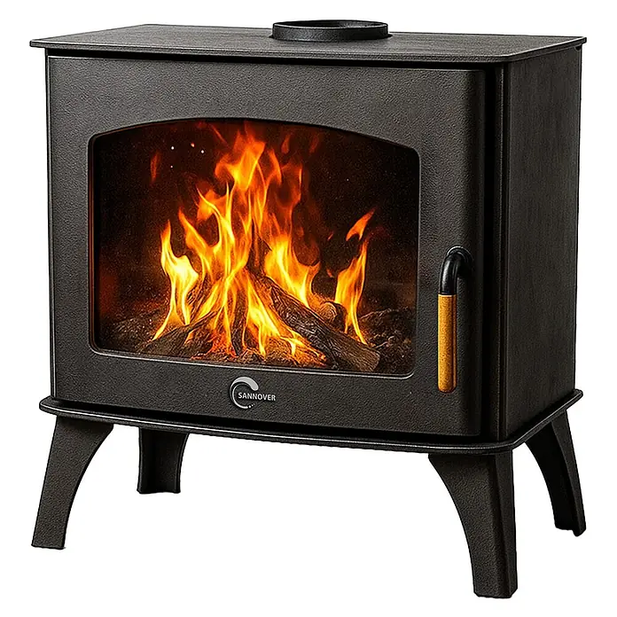 Sannover Kaminofen - 13,1 kW, Raumheizvermögen: 260 m³, Material Verkleidung: Stahl, Schwarz - Schwarzer Gusseisen-Holzofen mit Glastür, die glühende Holzscheite und einen goldenen Griffakzent zeigt.