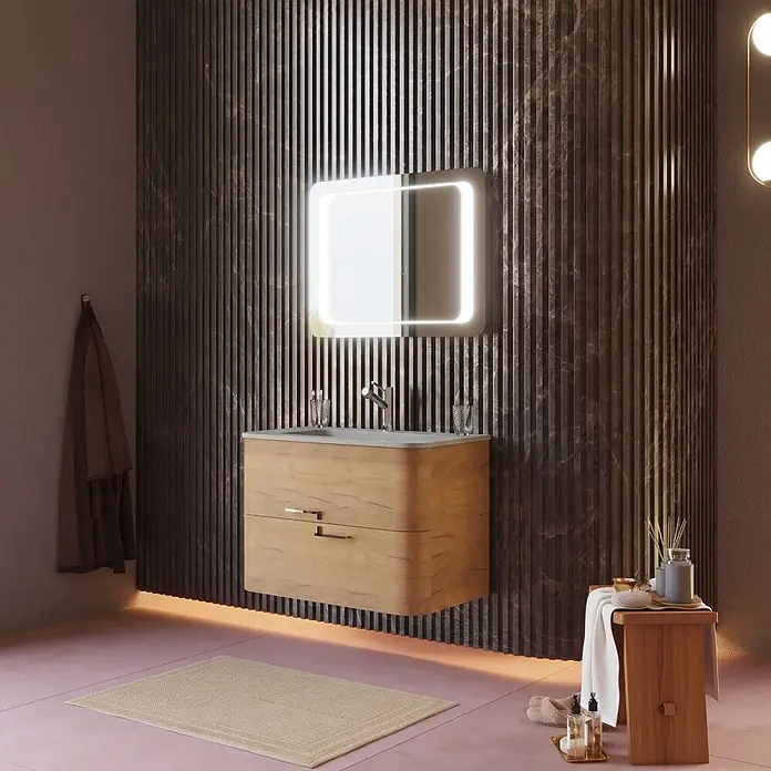 Kiamami Valentina Badmöbel-Set - Holz mittel - Wandhängender Holz-Badezimmerschrank mit weißem Waschbecken und beleuchtetem Spiegel in modernem Bad.
