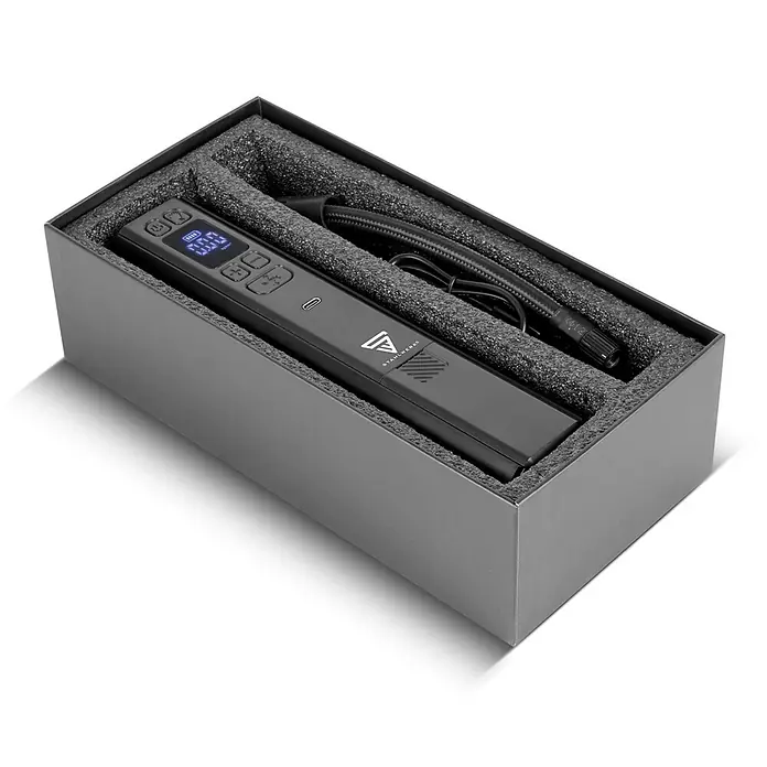 STAHLWERK Kompressor HF-800 ST - 80 W, Max. Druck: 4,2 bar, Schmierung: Ohne - Schwarze, rechteckige tragbare Luftpumpe mit Digitalanzeige, verpackt in einer grauen Box mit Schaumstoff und Schlauch.