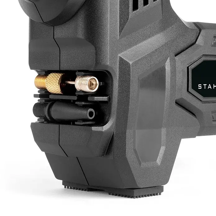 STAHLWERK Kompressor ADK-20 ST - 72 W, Schmierung: Ohne - Schwarzer tragbarer Luftkompressor mit integrierter Aufbewahrung für Messing- und Silberventiladapter und eine schwarze Düse.