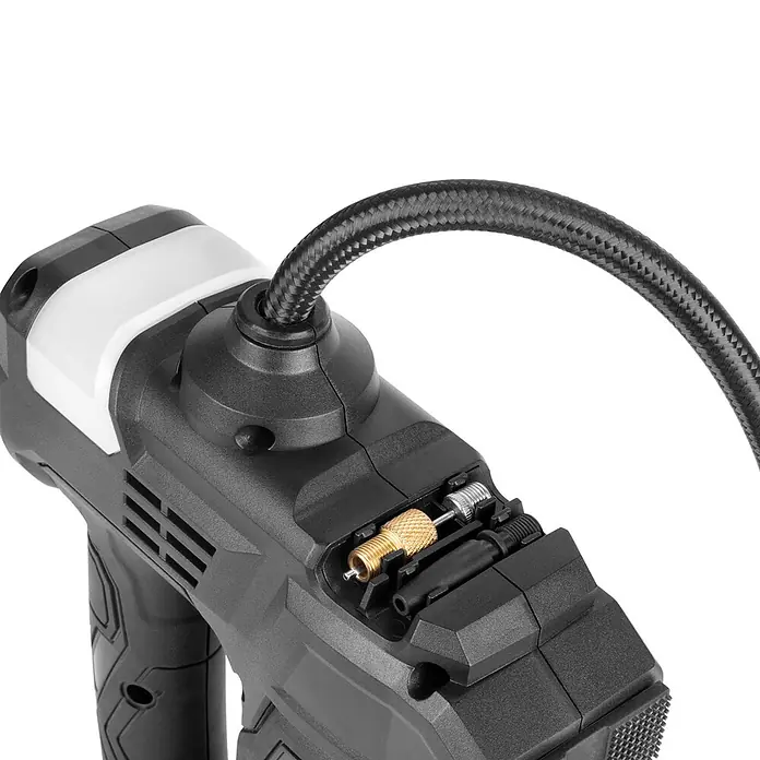 STAHLWERK Kompressor ADK-20 ST - 72 W, Schmierung: Ohne - Schwarzer und grauer tragbarer Luftkompressor mit geflochtenem Schlauch und verstauten Messing- und Silberdüsenadaptern.