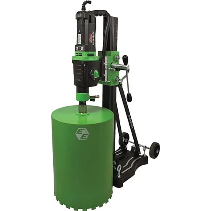 Eibenstock Kernbohrmaschine DBE 352 - 3.000 W - Schwarz-grüne Kernbohrmaschine auf Ständer mit großem grünem Diamantbohrer für schwere Bohrarbeiten.