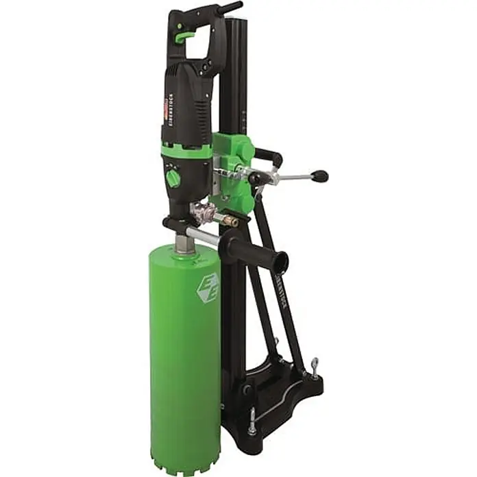 Eibenstock Kernbohrmaschine DBE 162 - 2.200 W, Max. Bohrdurchmesser in Beton: 202 mm - Grüne und schwarze Eibenstock Diamantkernbohrmaschine auf Ständer.