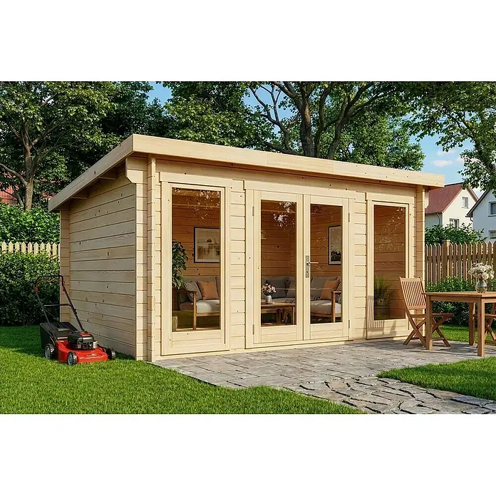 Alpholz Gartenhaus Atrium F - Außenmaß inkl. Dachüberstand (B x T): 440 x 340 cm, Holz, Naturbelassen - Helles Gartenhaus aus Holz mit Glastüren, innen als Lounge eingerichtet, auf einer Terrasse im Garten.