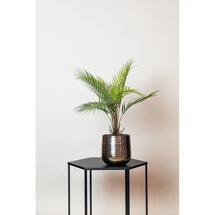 Florora Kunstpflanze Bergpalme - Höhe: 50 cm, Holz - Eine grüne Palme in einem glänzenden gehämmerten Metalltopf auf einem schwarzen sechseckigen Beistelltisch.
