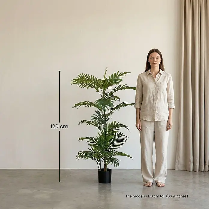 Florora Kunstpflanze Phoenix Palme - Höhe: 120 cm, Holz - 120 cm hohe grüne Palmenpflanze in schwarzem Topf, daneben ein 170 cm großes Model zur Größenreferenz.