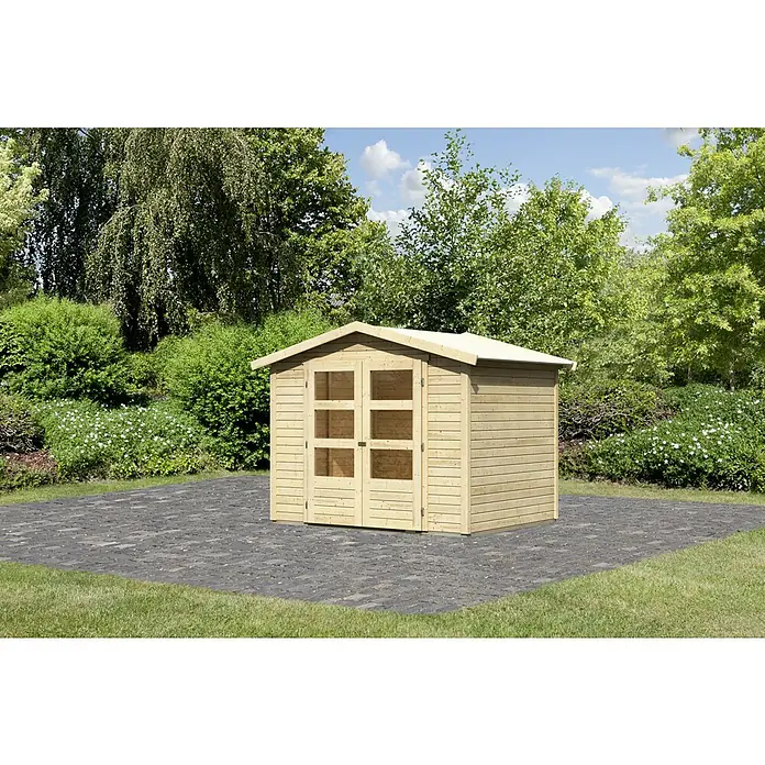 Karibu Gartenhaus Amberg - Außenmaß inkl. Dachüberstand (B x T): 272 x 210 cm, Holz, Natur - Ein hölzernes Gartenhaus mit Doppeltüren und Fensteroptik im Garten. Das Gartenhaus steht auf einem gepflasterten Untergrund.