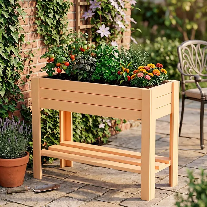 Wagner System GreenFamily Hochbeet GreenBOX light - 83 x 34,5 x 70 cm, Holz, Natur - Hölzernes Hochbeet in heller Farbe, gefüllt mit Tomaten, Kräutern und Ringelblumen, auf einer Terrasse.