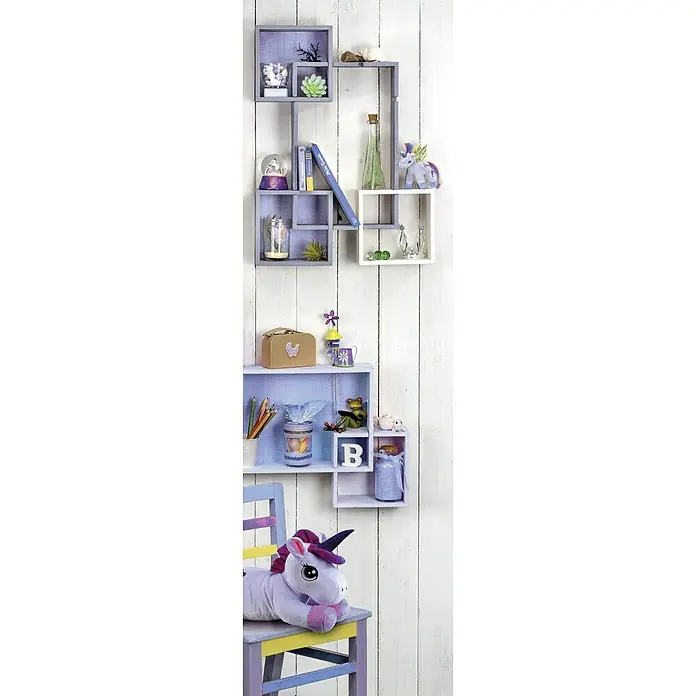 Rahmen-Set Design-Rahmen - 3 Stk., Holz, Rechteckig - Wandregal mit Deko-Objekten, darunter ein Spielzeug-Einhorn auf einem Stuhl, kreative Aufbewahrungslösung für Kinderzimmer mit vielseitigen Fächern.