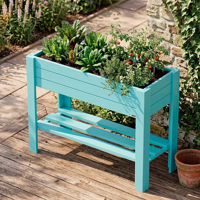 Wagner System GreenFamily Hochbeet GreenBOX light - 83 x 34,5 x 70 cm, Holz, Aqua Splash - Hellblauer hölzerner Hochbeet mit Mangold, Spinat, Kräutern und Tomaten, mit einer unteren Lattenablage, im Garten.