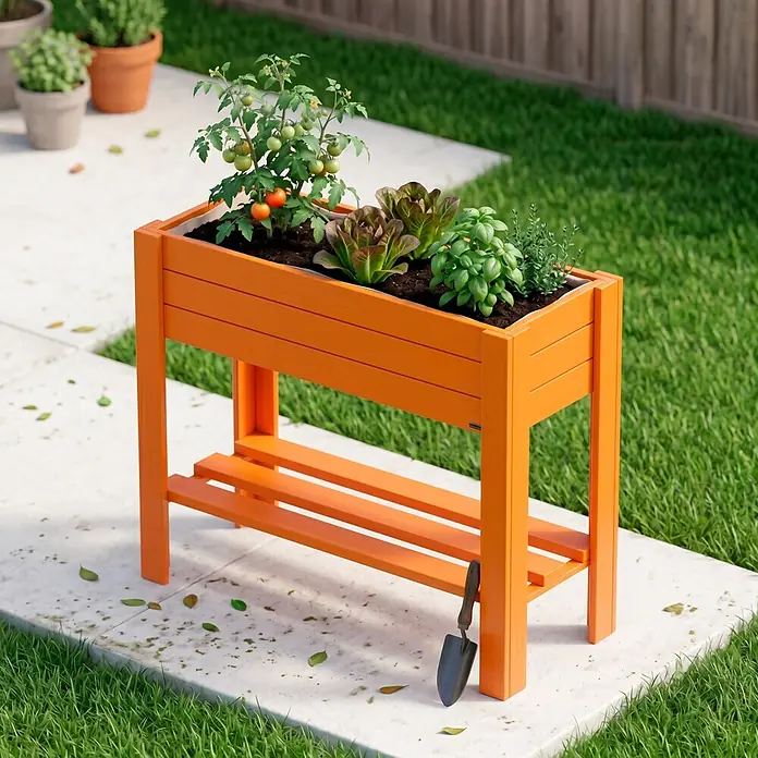 Wagner System GreenFamily Hochbeet GreenBOX light - 83 x 34,5 x 70 cm, Holz, Dunkelbraun - Oranges Hochbeet mit verschiedenen Pflanzen wie Tomaten, Salat und Kräutern auf einer Terrasse im Garten.