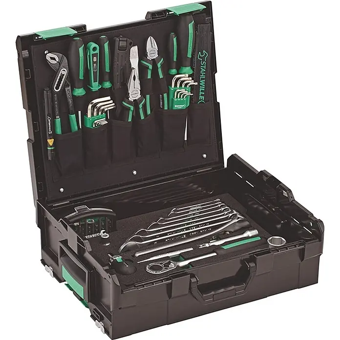 Stahlwille Werkzeugkoffer STW L‑BOXX - 111 -tlg. - Schwarzer und grüner Werkzeugkoffer gefüllt mit einem organisierten Set Schraubenschlüsseln, Schraubendrehern, Zangen und anderen Handwerkzeugen.