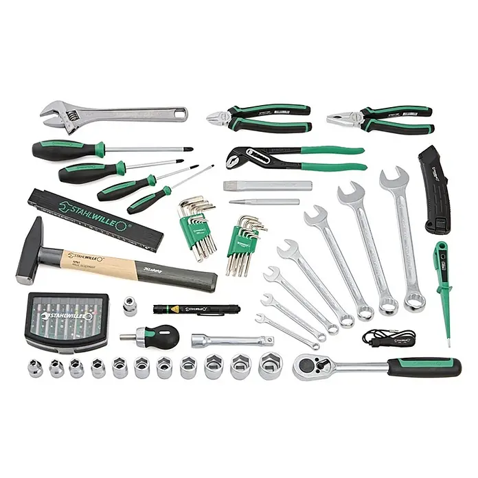 Stahlwille Werkzeugkoffer STW L‑BOXX - 111 -tlg. - Ein umfassendes Set silberfarbener Handwerkzeuge mit grünen und schwarzen Akzenten, darunter Schraubenschlüssel, Schraubendreher, Zangen und Steckschlüssel.
