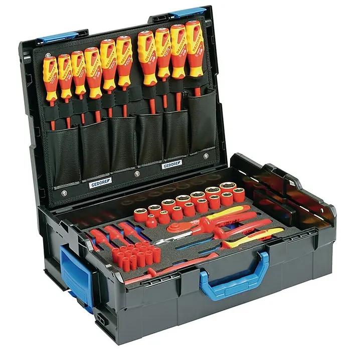 Gedore-Red Werkzeugkoffer L-BOXX® für Elektriker - L x B x H: 450 x 380 x 195 mm, 53 -tlg. - Schwarzer Werkzeugkoffer geöffnet mit isolierten Schraubendrehern (rot/gelb) im Deckel und isolierten Stecknüssen, T-Griff, Ratsche im Hauptfach in Schaumstoff.